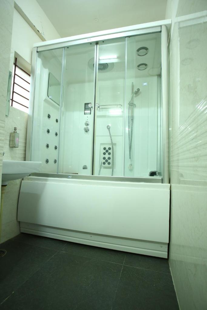 Сьюит (Superior King Suite (A/C)), Hotel R R International