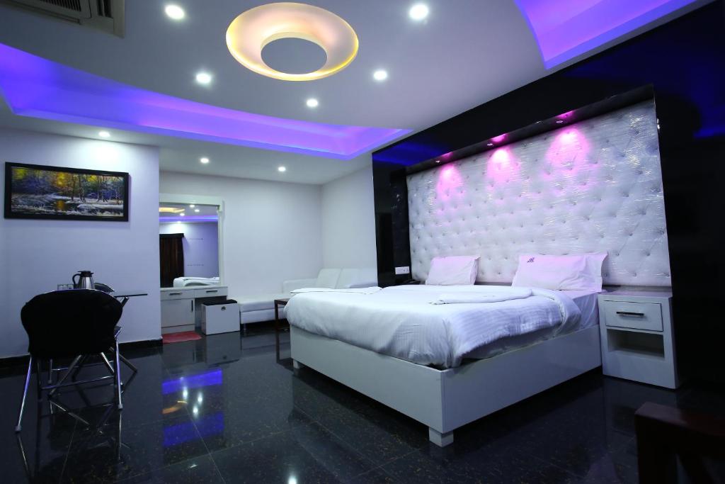 Сьюит (Superior King Suite (A/C)), Hotel R R International