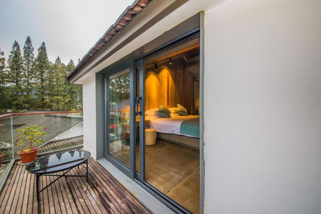 Двухместный (Номер с кроватью размера «king-size» и балконом), Hangzhou West lake Yi Shu Hotel