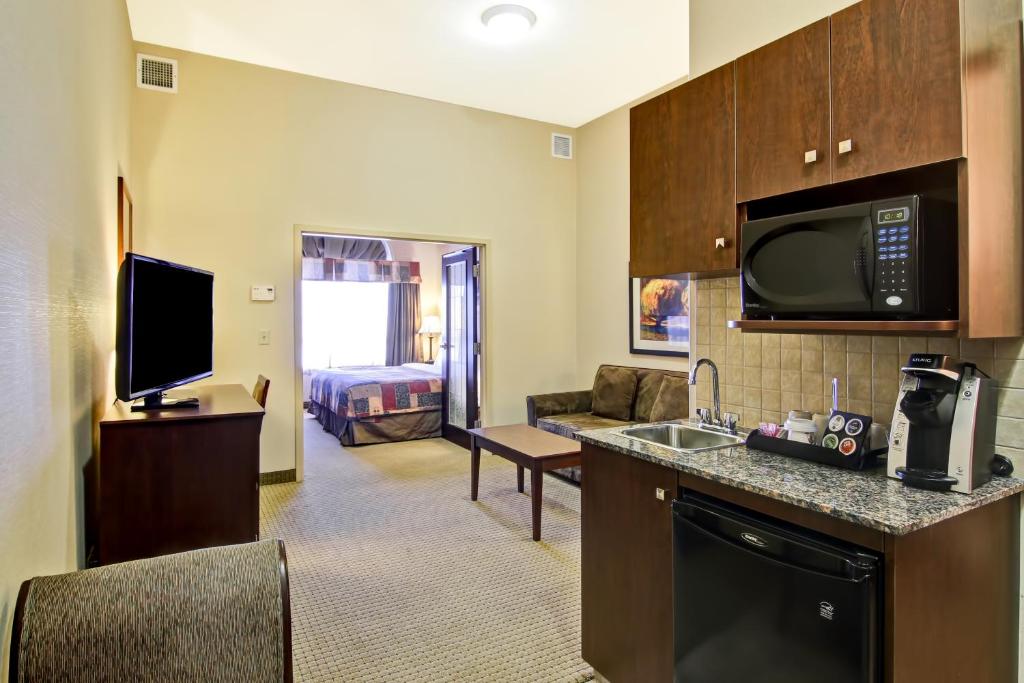 Canalta Camrose photo 2