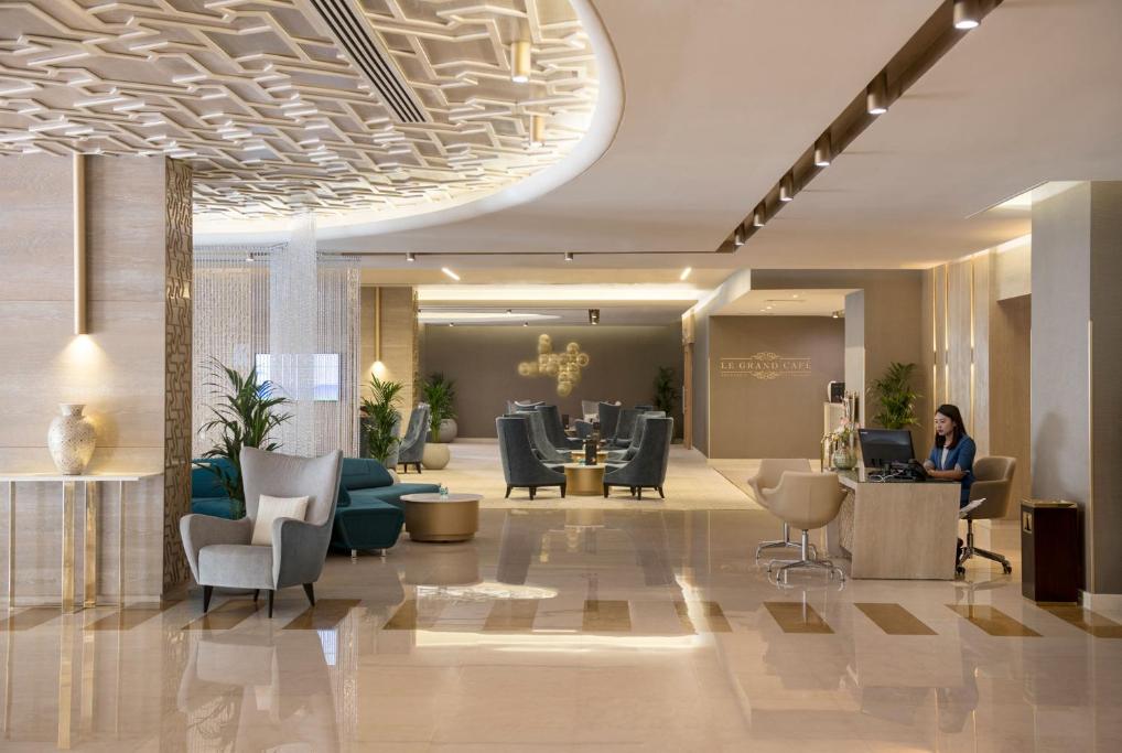 Two Seasons Hotel Apartments – Grand Suite with City View with Free Shuttle Beach Mall Transfer photo 4