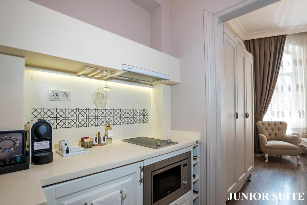 Louis Appartements Galata – Junior Suite photo 6