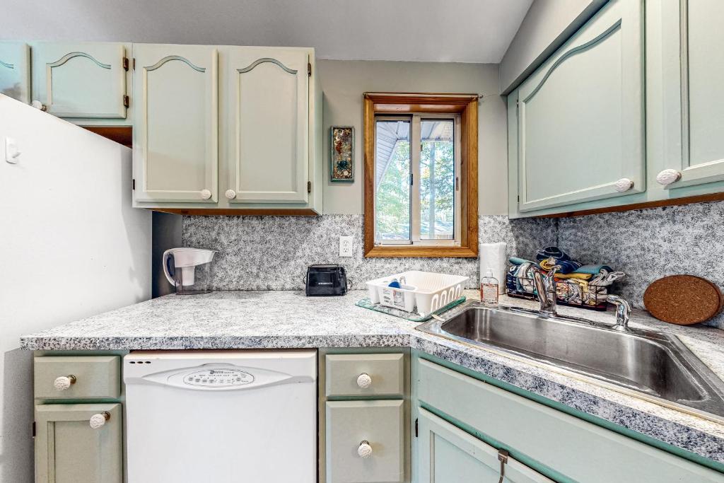 Blue Bubble Beach House - Three Bedroom holiday home by null