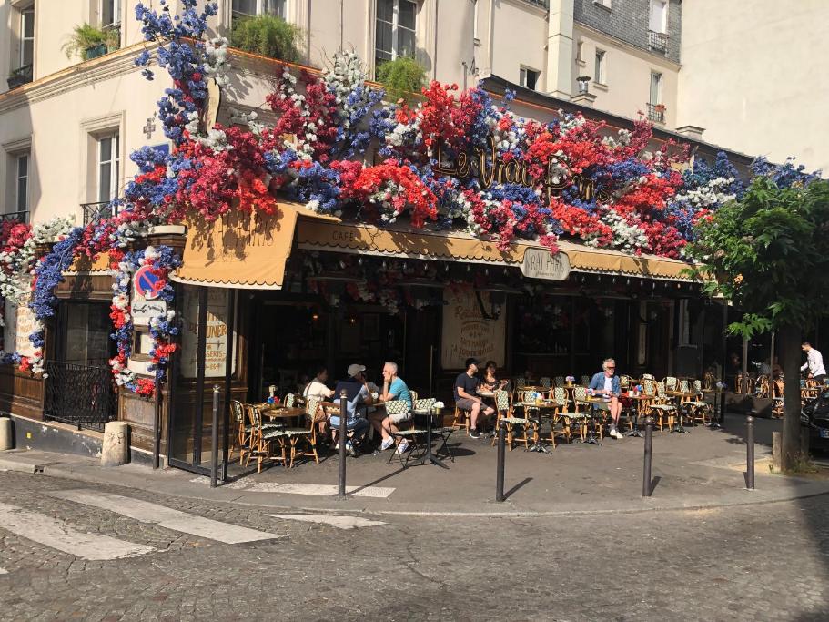 Pigalle Montmartre – 2 minutes de la station Métro Pigalle – Studio de 25 m2 – 2 lits simples type gigogne pour 2 pers-Zone Très touristique – Cabaret Moulin Rouge à 200 m,Café Aux Noctambules,Cabaret chez Michou Restaurant Bouillon Pigalle,Théâtre de 10h – Apartment photo 2
