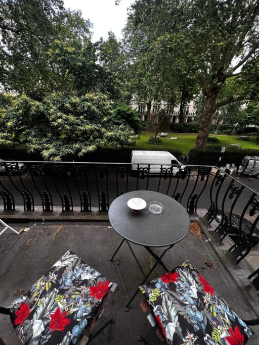 Hyde Park Studio Has Private Balcony With Tranquil Garden View – Entire Place photo 9