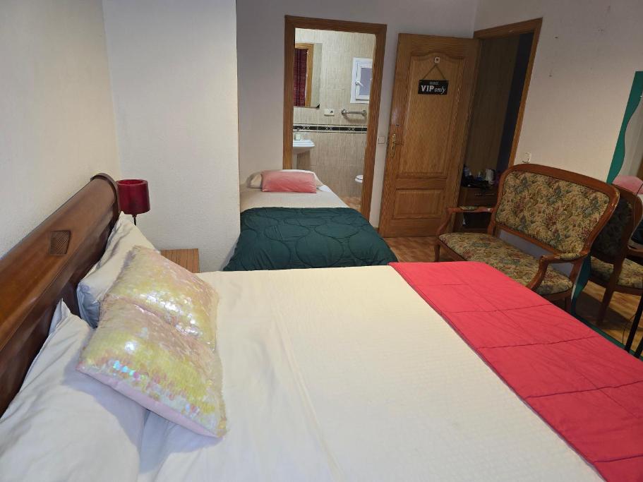Acogedoras Habitaciónes en Madrid – Double Room with Private Bathroom photo 8