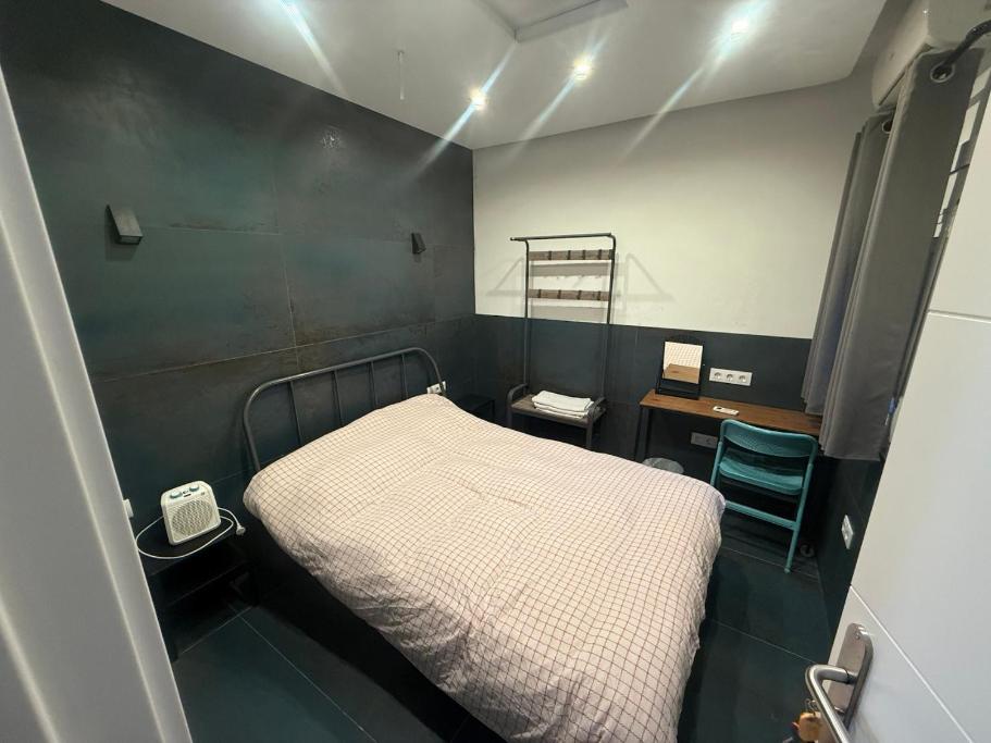 Practical room: Barcelona-Fira-Airport – Single Room with Shared Bathroom