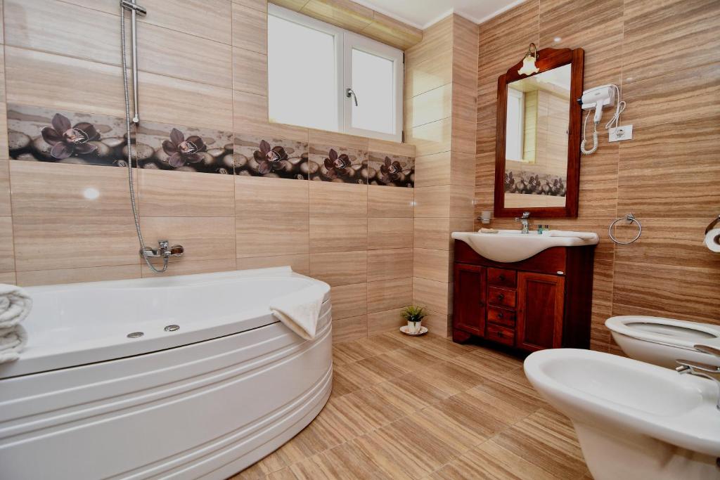 Boutique Vila White Duchess photo