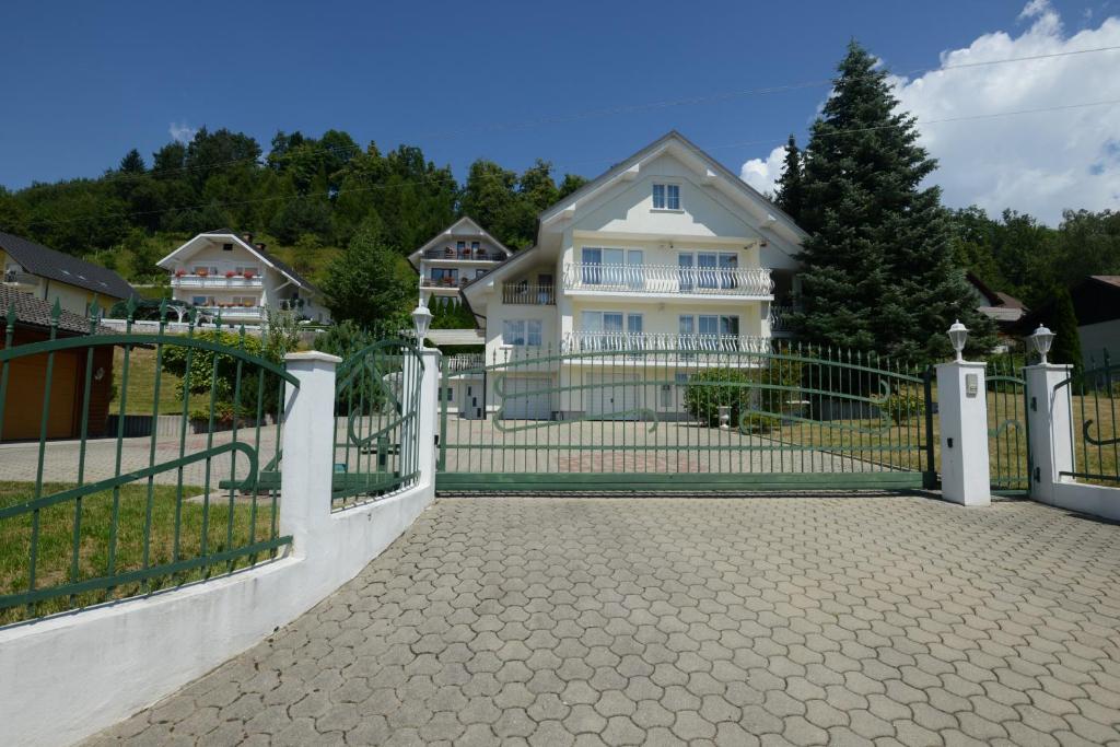Family Villa Bled — Hotel in Bled