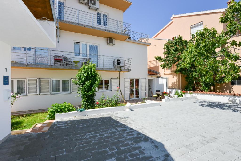 Apartmani Mandic with parking photo