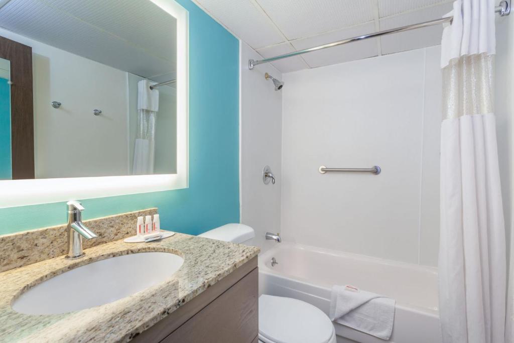 Howard Johnson By Wyndham Mystic Photo 1