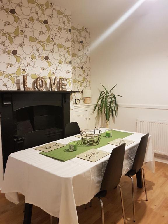 Tynant House- Modern 3 bed house- City centre and FREE parking — Hotel in Cardiff