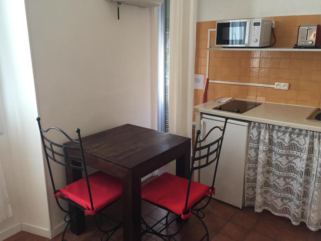 Kitchen, Studios Floreal in Nice