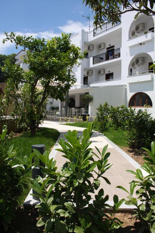 Hotel Korali — Hotel building in Troulos, Thessaly
