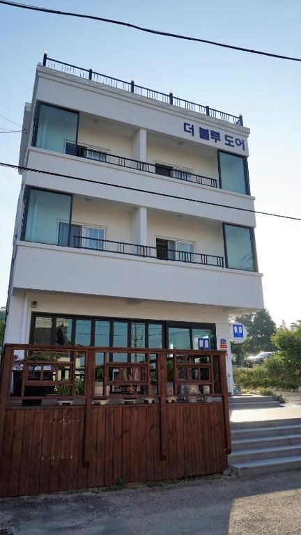 Exterior view, Blue Door Hostel Guesthouse in Sokcho-si