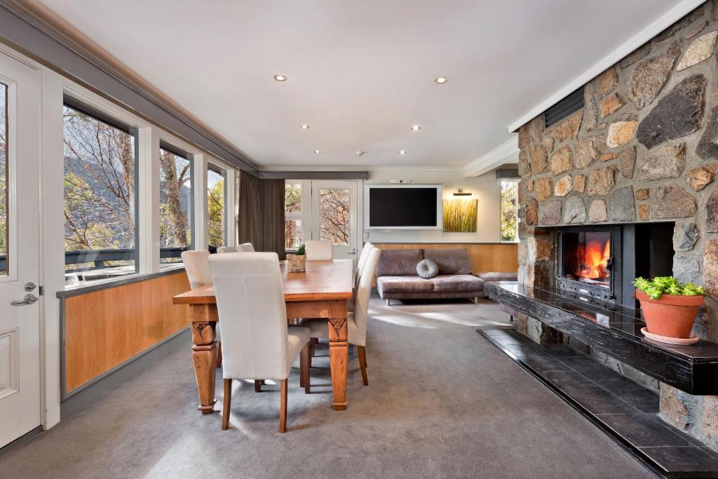 Shared lounge/TV area, Pure Chalet in Thredbo Village