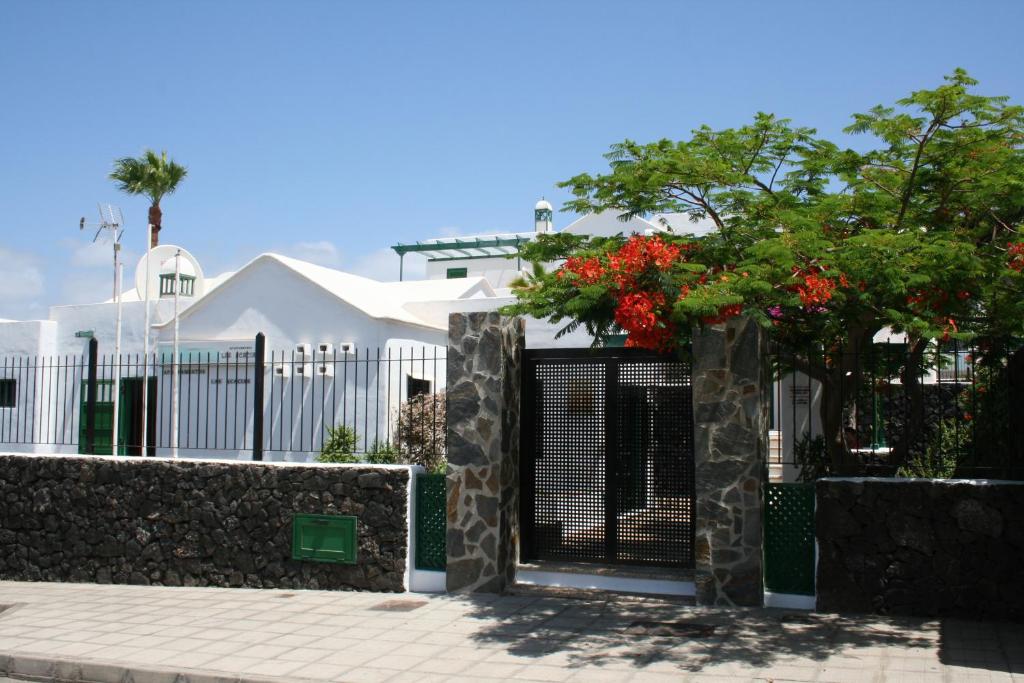 Apartamentos las Acacias — Hotel building in Puerto del Carmen, Canary Islands