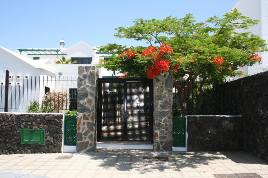 Apartamentos las Acacias — Hotel building in Puerto del Carmen, Canary Islands