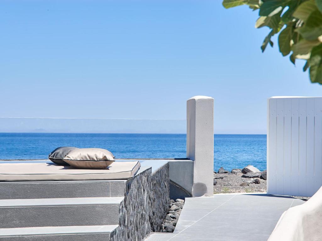 Incognito Beach Villa Santorini photo