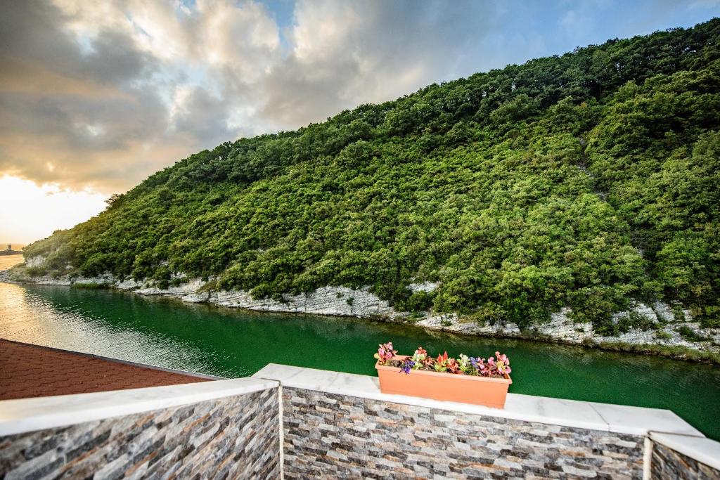 Hill River Hotel photo