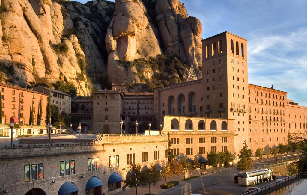 Apartamentos Montserrat Abat Marcet — Hotel in Collbato