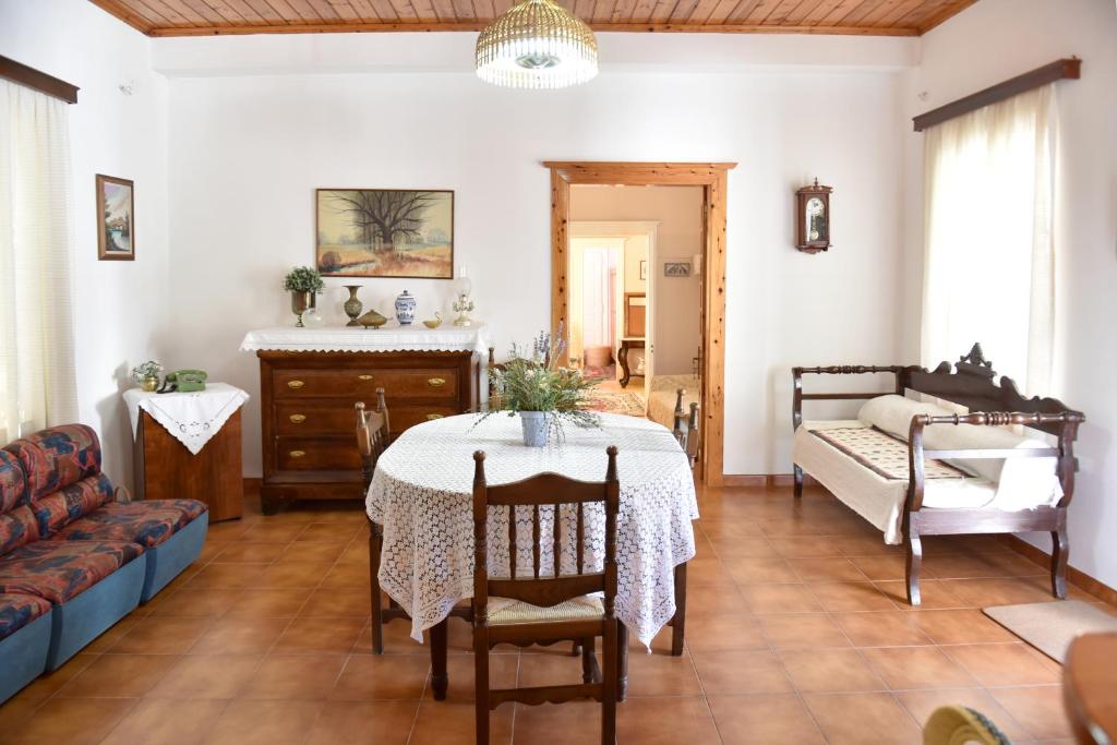 Amaryllis Guest House — Hotel in Idra