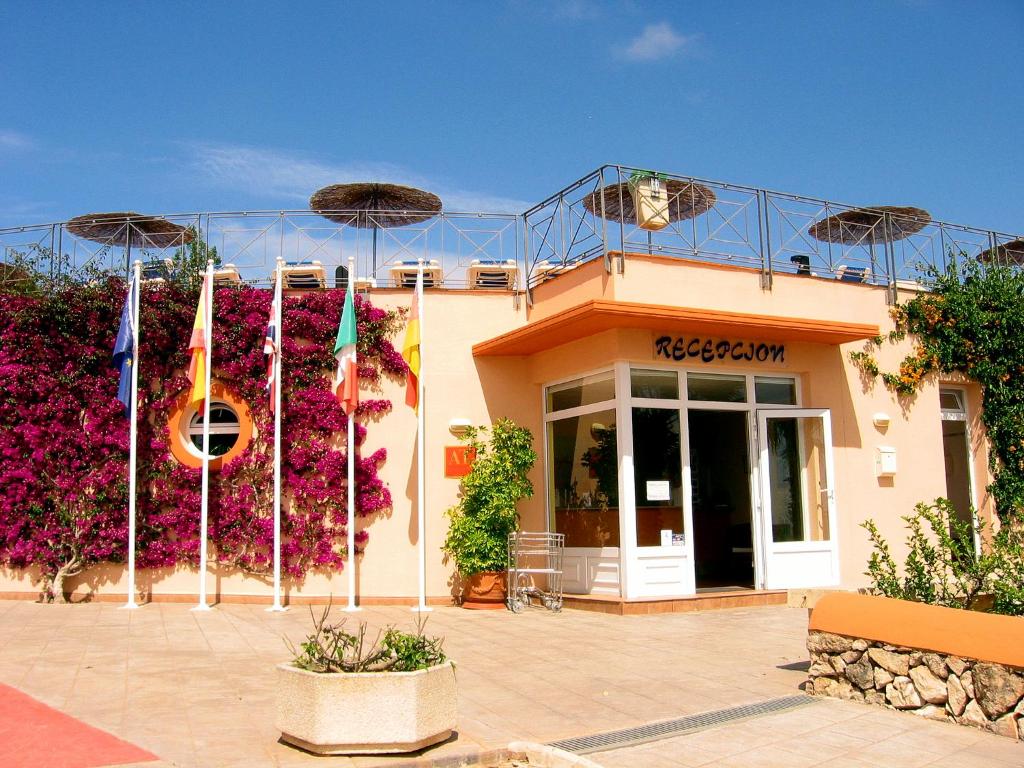 Apartamentos Mar Blau — Hotel building in Son Bou, Balearic Islands