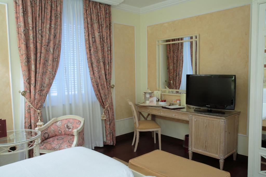 Naples Palazzo Alabardieri Additional