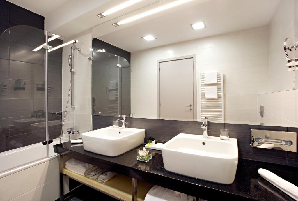 Hotel Atrium Photo 1