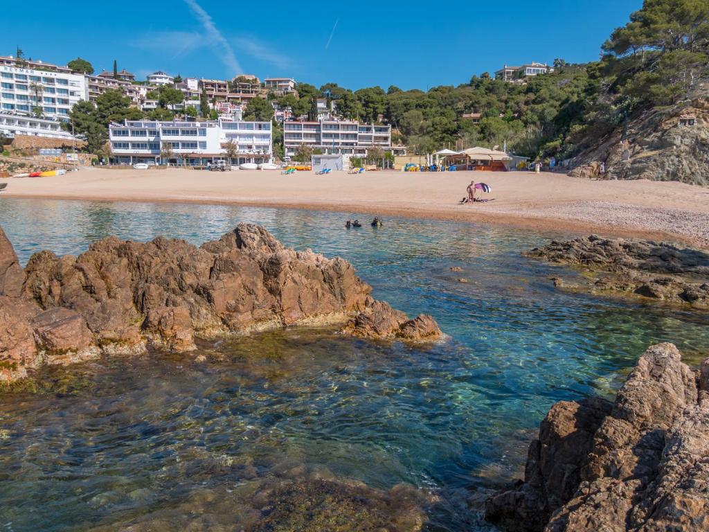 Golden Mar Menuda — Plaża in Tossa de Mar, Katalonia