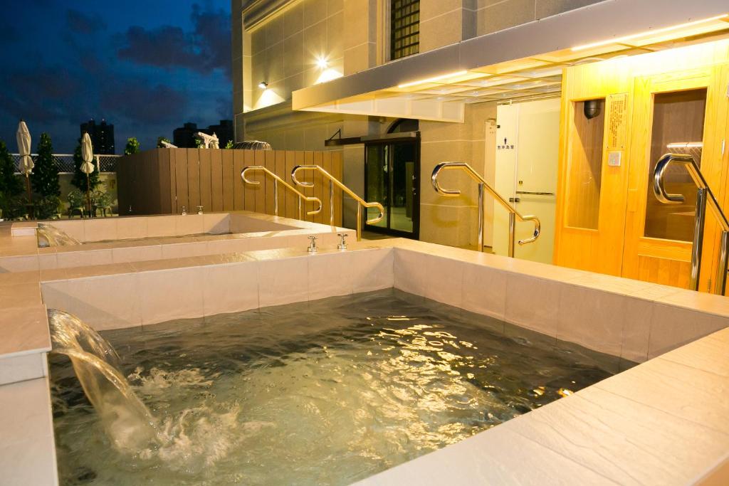 Open air bath, Royal Gold Hotel in Kaohsiung