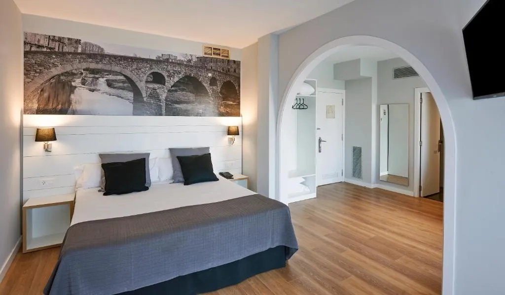 Hotel Can Pamplona，位于维克的酒店