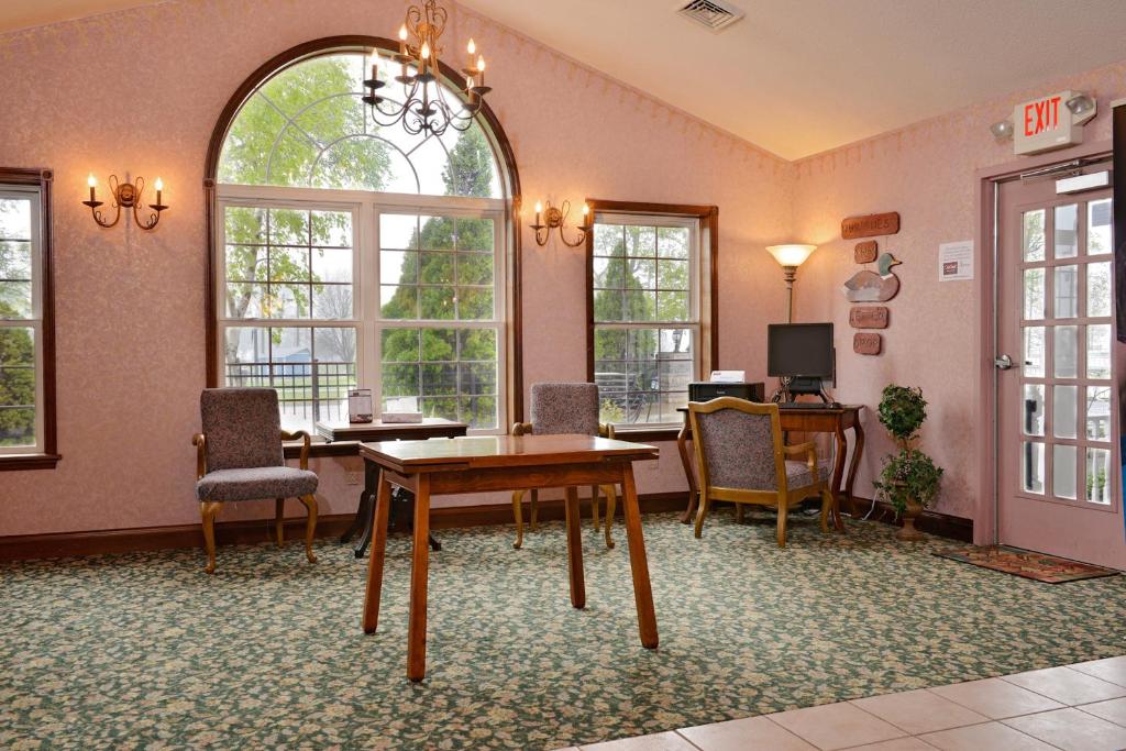OurGuest Inn & Suites Downtown Port Clinton photo