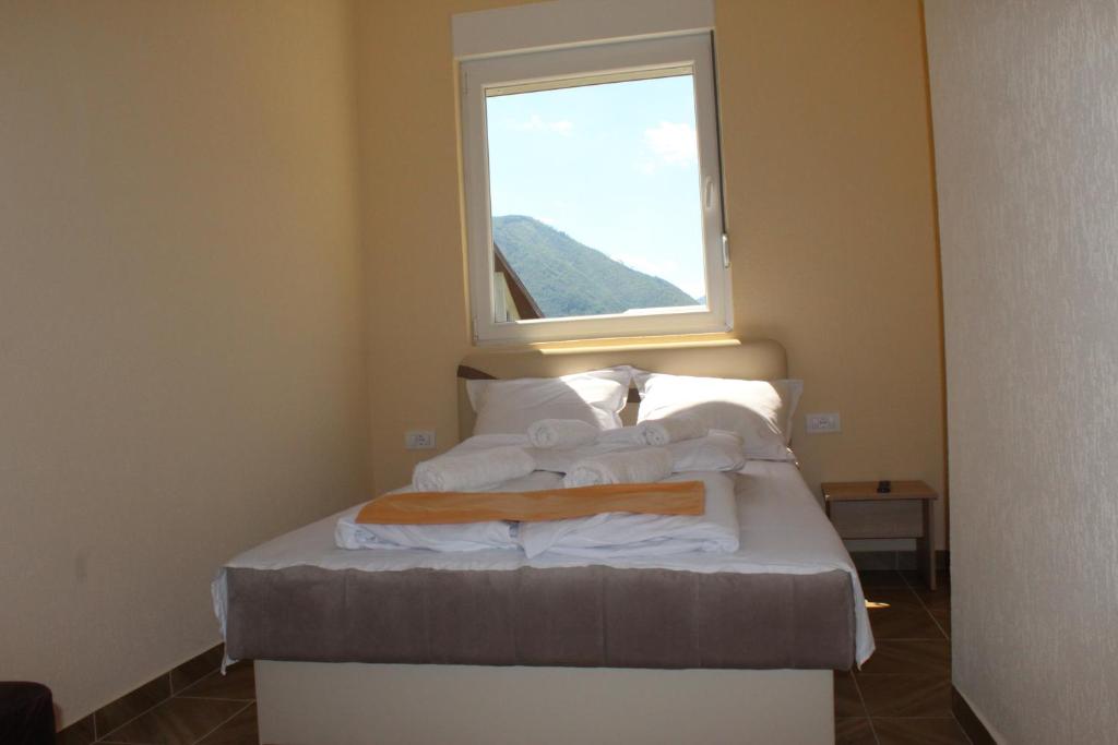 Deluxe Double or Twin Room with Mountain View