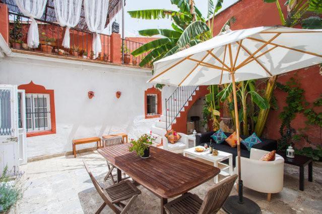 Apartamentos El Patio Andaluz — Hotel in Jerez de la Frontera