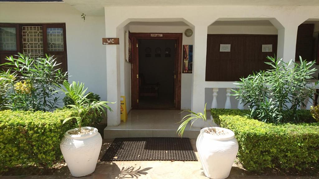 Chukwani Executive Inn photo