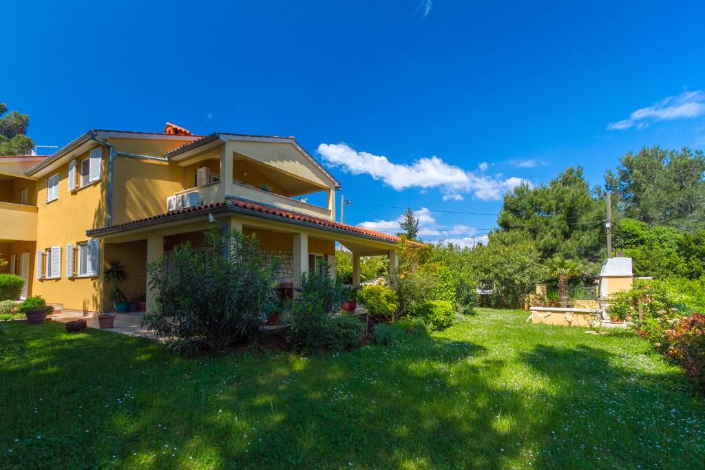 Franulovic Apartments — Hotel in Premantura