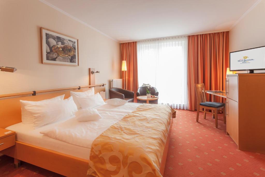 Double Room with Balcony and Side View of the Sea