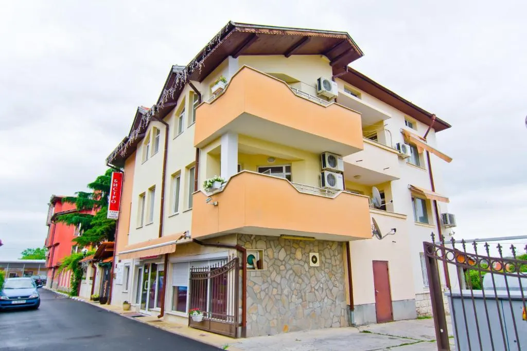 Family Hotel Victoria Gold，位于米内拉尔尼巴尼的酒店