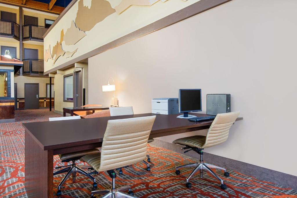 Ramada Plaza & Conference Center By Wyndham Gillette Photo 18