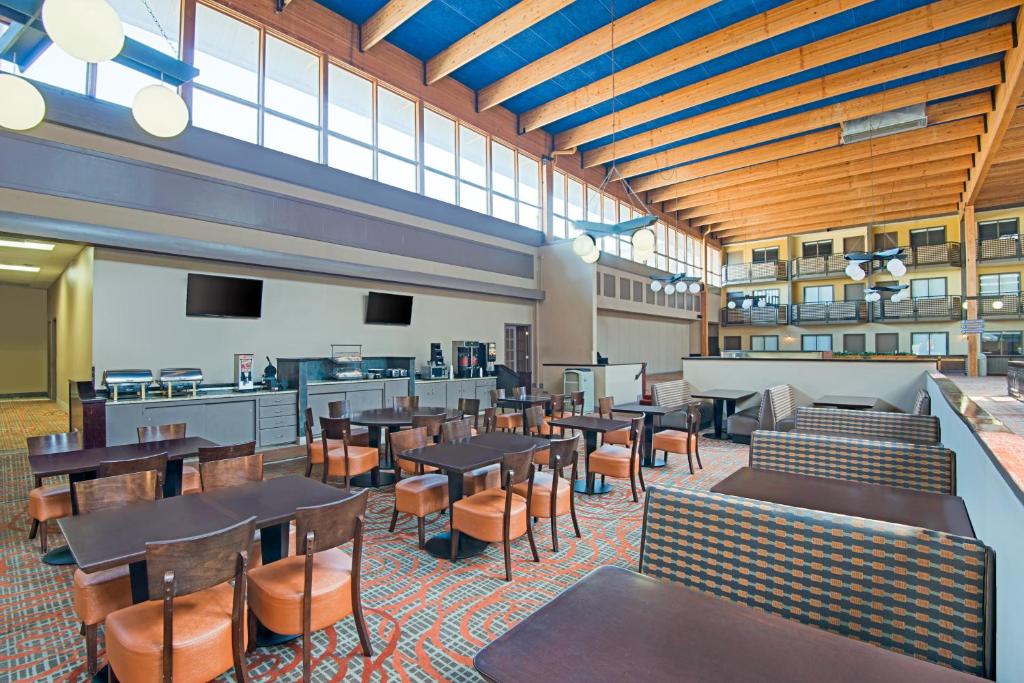 Ramada Plaza & Conference Center By Wyndham Gillette Photo 19