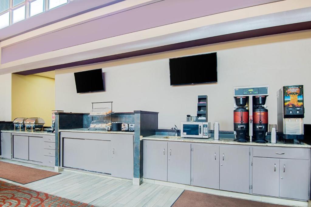 Ramada Plaza & Conference Center By Wyndham Gillette Photo 20