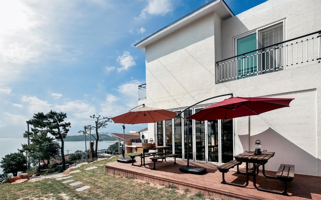 Yeosu Blooming Pension — Hotel in Yeosu-si