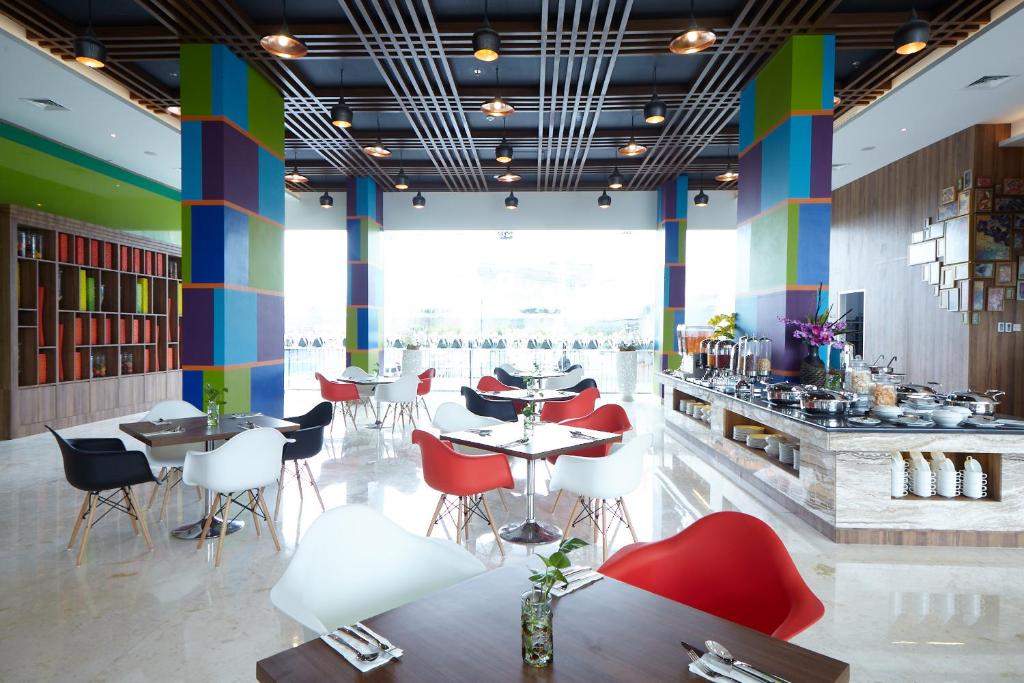 Restaurant, ibis Styles Cikarang in Cikarang