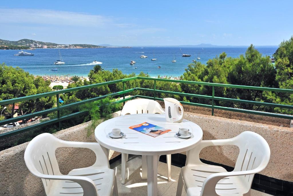 Globales Nova — Beach in Palma Nova, Balearic Islands