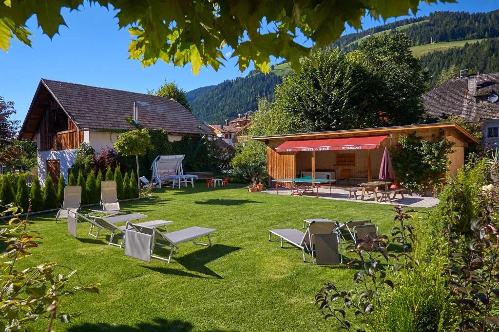 Hotel Rose, hotel in Villabassa