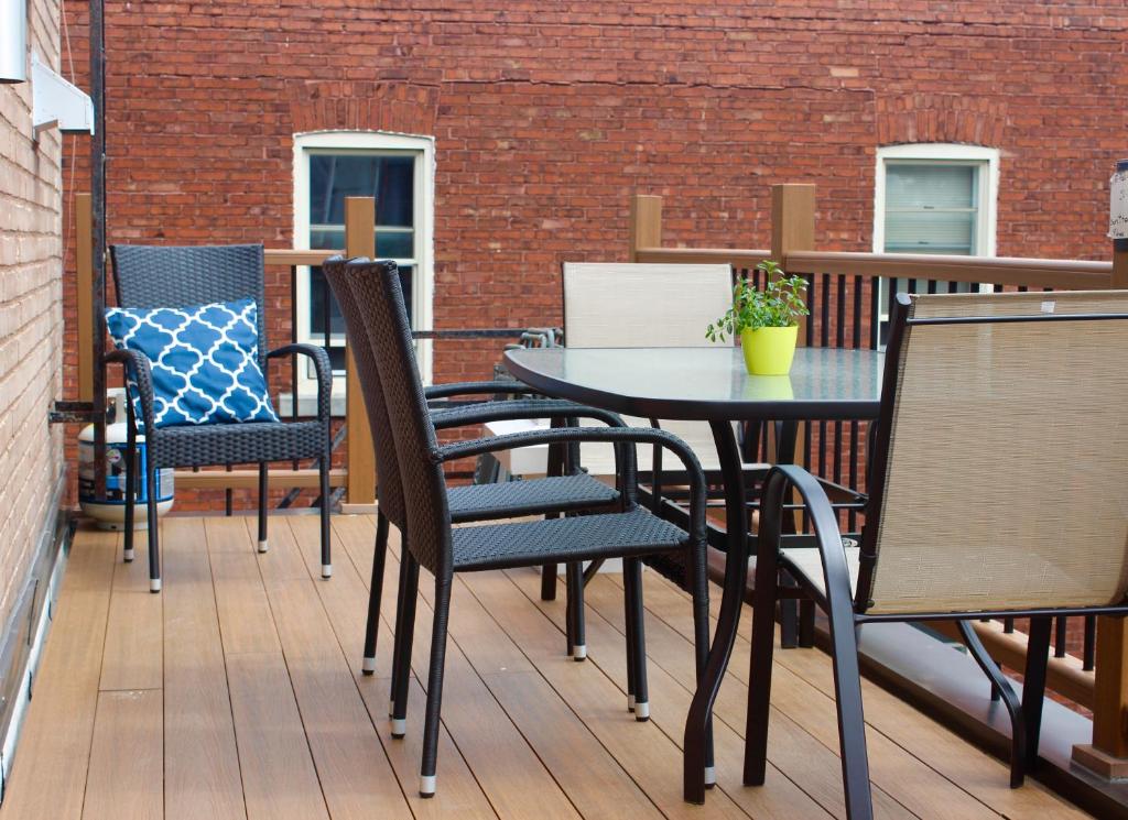 MTLVacationrentals-The MTLVR Kisses photo