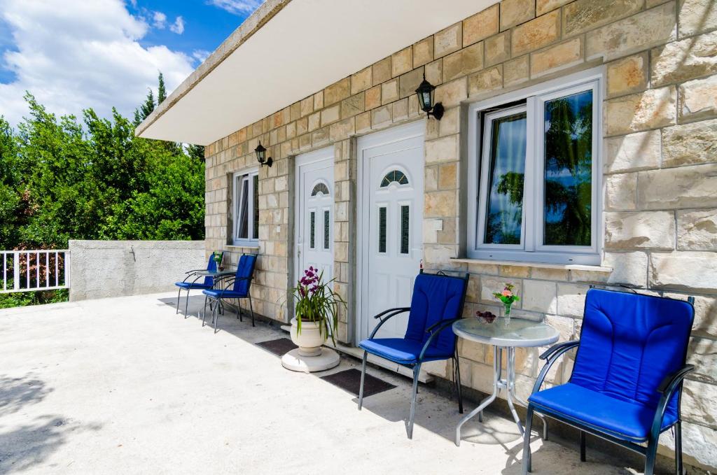 Apartments Versus, Mlini