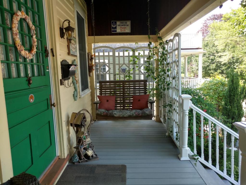 Popular attractions Area Nearby Property