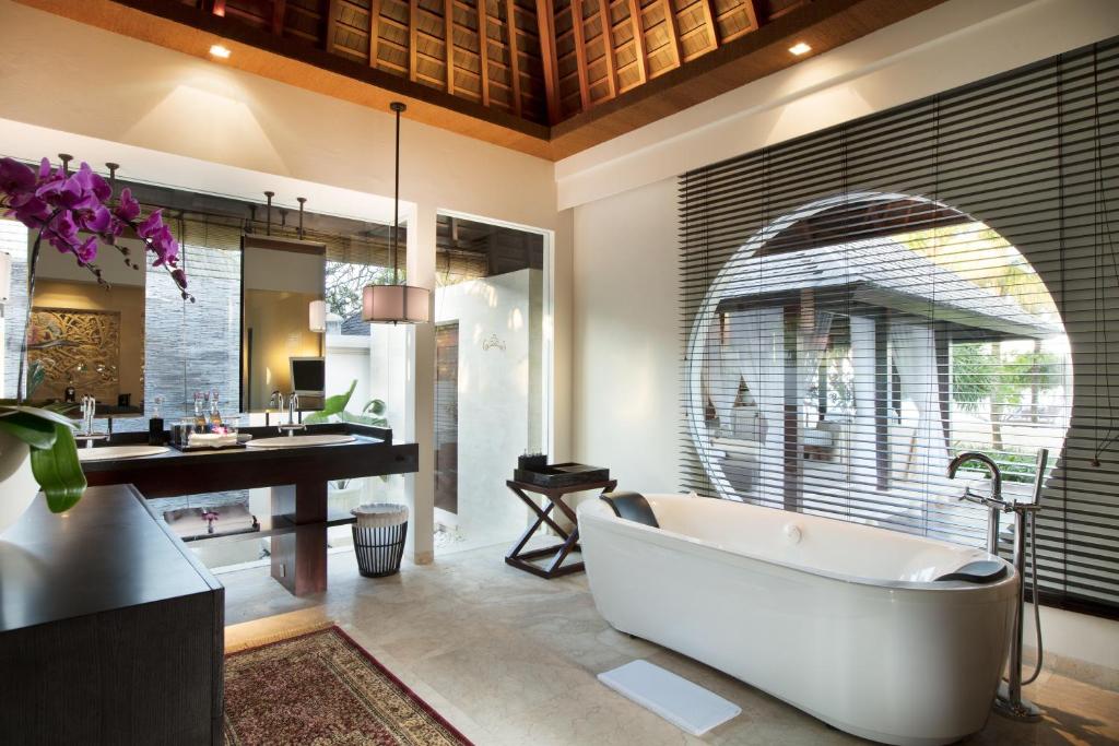 Shower, The Royal Santrian Luxury Beach Villas in Bali
